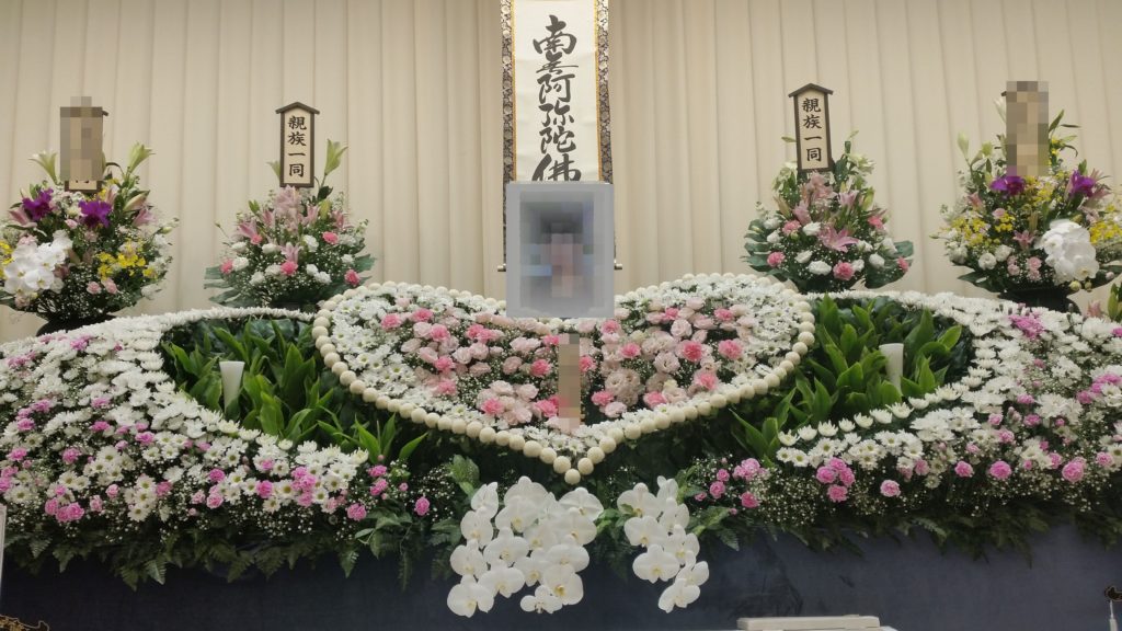 堺市立斎場　ハートの生花祭壇