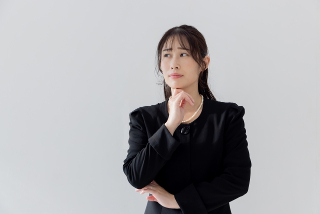 家族葬での喪服選びについて説明しているバナー