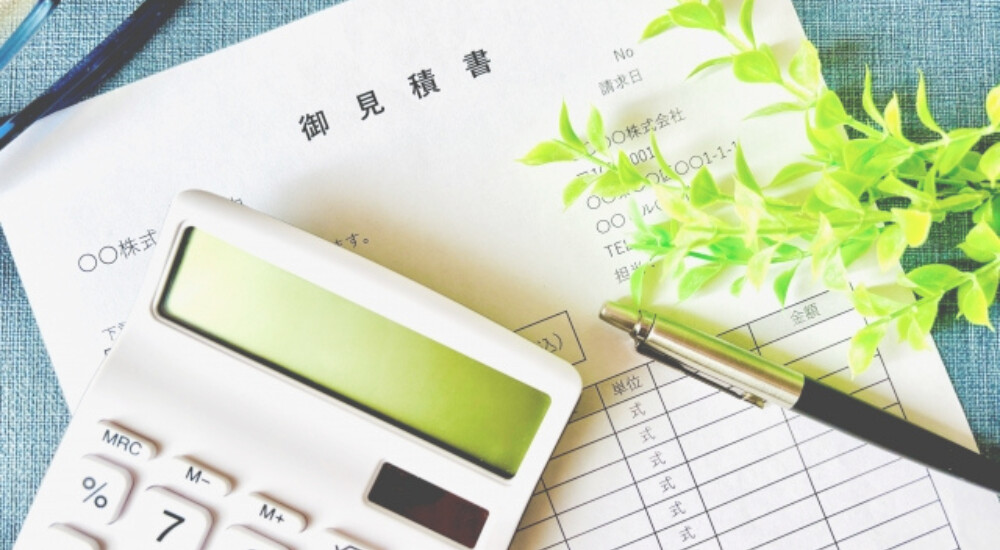 堺市の家族葬費用相場を示す見積書と電卓の写真。葬儀費用を比較検討するイメージ。