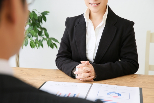 堺市で葬儀を迎えるご家族が、不安を解消しながら納得のいくお見送りを考えているイメージ