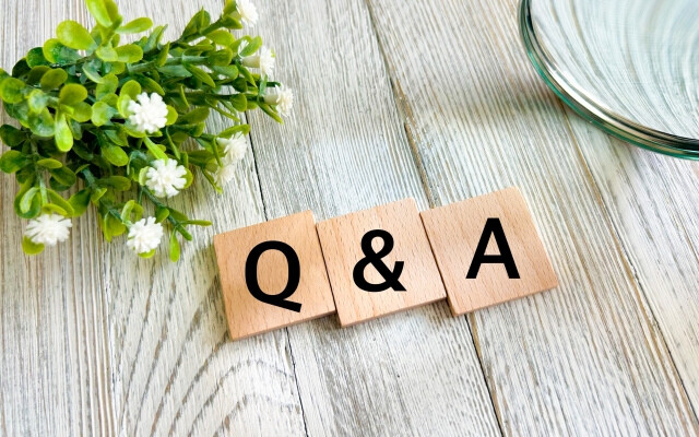 堺市で葬儀や家族葬を検討する方が、よくある疑問や不安をQ＆A形式で確認しているイメージ