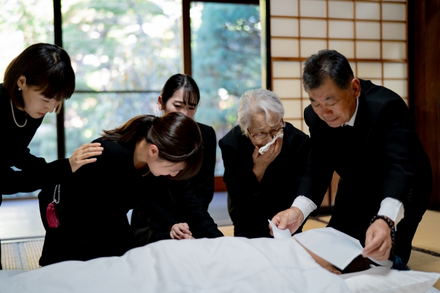 堺市の家族葬で、故人を想う気持ちを大切にしながら棺に納める品を考える場面を表したイメージ