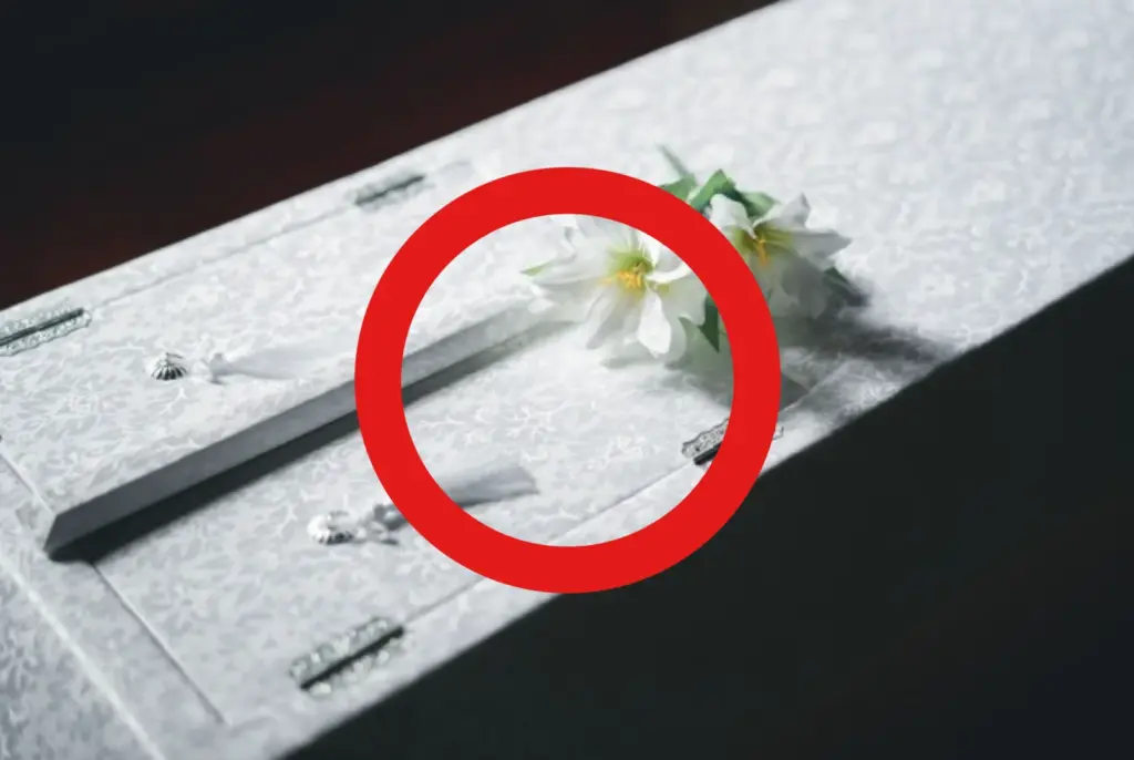 堺市の家族葬にて、葬儀前に棺へ入れてもよい思い出の品を丸印で表しているようす