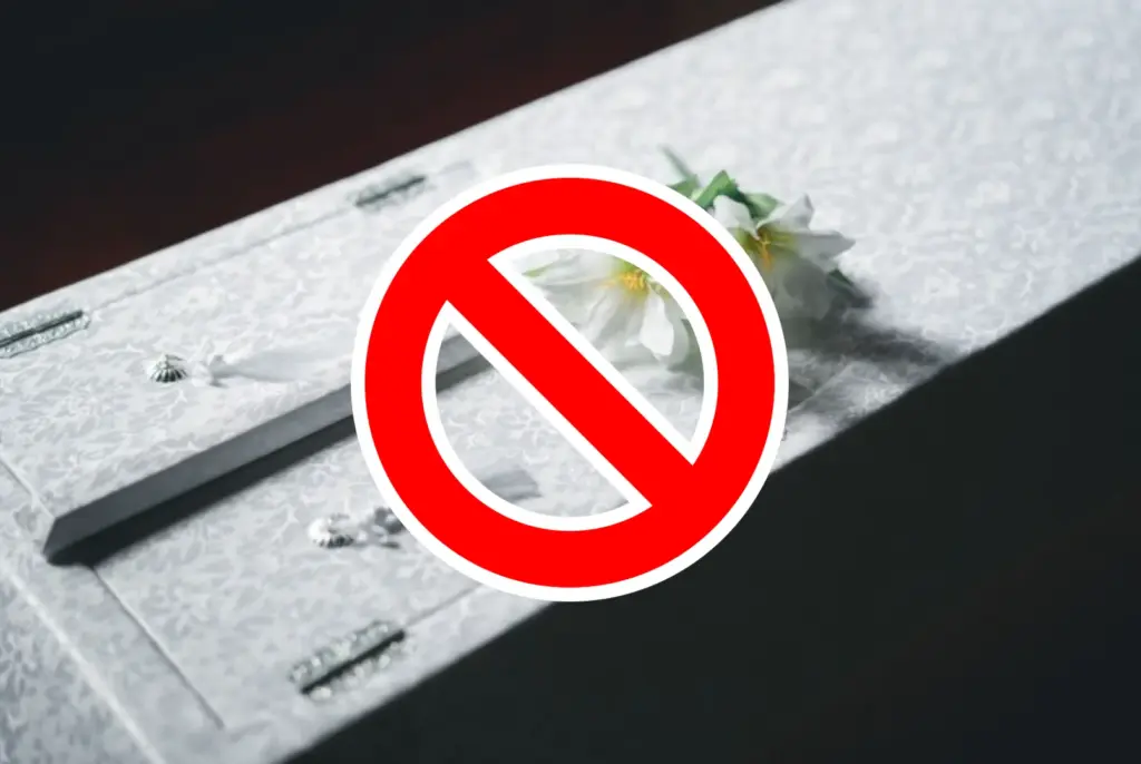 堺市の家族葬において、葬儀前に棺へ納める品がダメな物であるということを表すイメージ