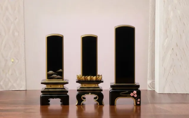 堺市で選ばれる一般的な位牌と、近年人気の位牌を比較しながら紹介するイメージ