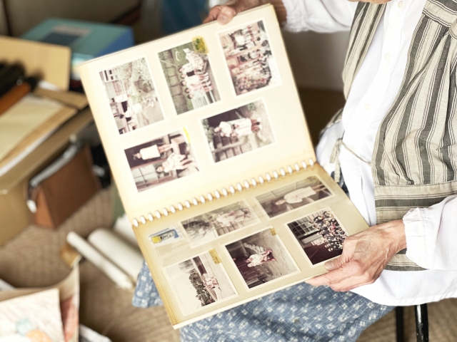 堺市で家族葬を終え、故人の遺品を前に気持ちと向き合いながら考える家族の姿