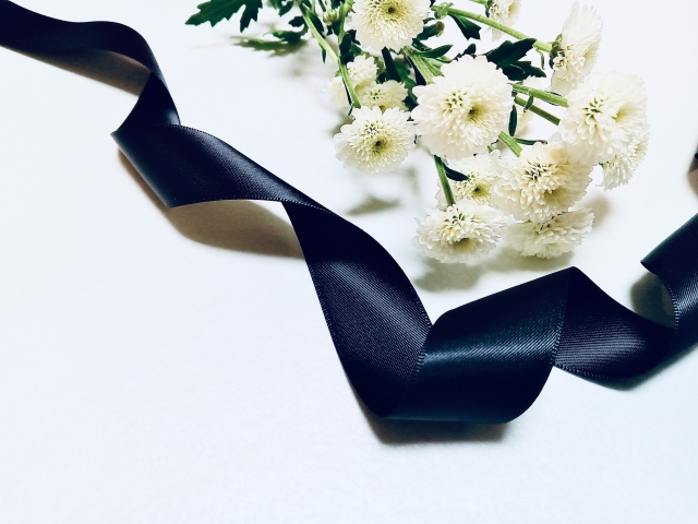 堺市で家族葬を終え、遺品を供養する方法について静かに考える家族の心の中の様子