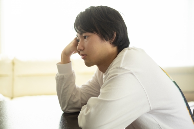 堺市で家族葬と葬儀を終え、遺品整理後の静かな部屋で空虚感と向き合う家族の姿