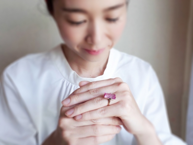 堺市で家族葬を終え、形見を大事そうに扱う家族の写真