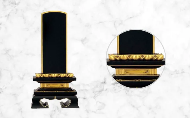 蓮華台が付いた春日楼門型の位牌。伝統的な形状で仏壇に調和するデザイン。