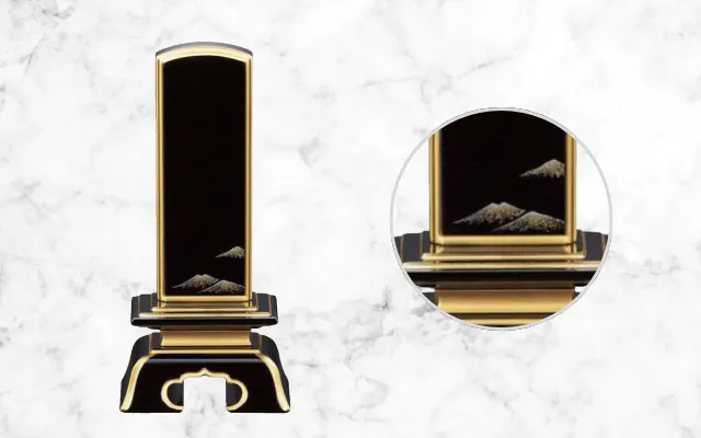 上塗り仕上げに蒔絵が施された位牌。華やかさと上品さを兼ね備えたデザイン。