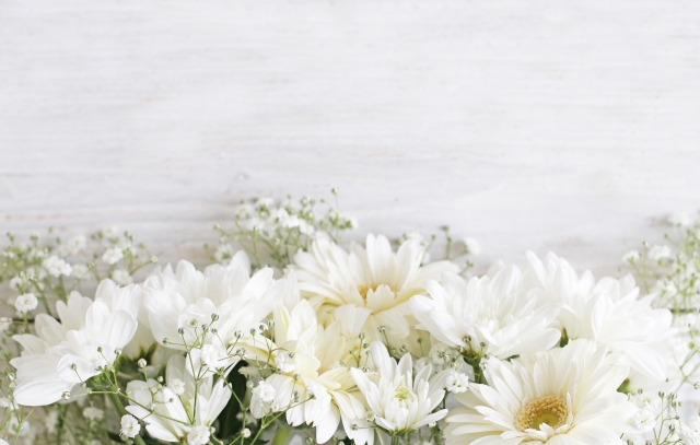 堺市で家族葬をお手伝いしたセレモニー真希社のスタッフが、葬儀費用や遺産に関するご不安が解消されたご遺族に寄り添い、温かく見送りをサポートしているイメージ画像。