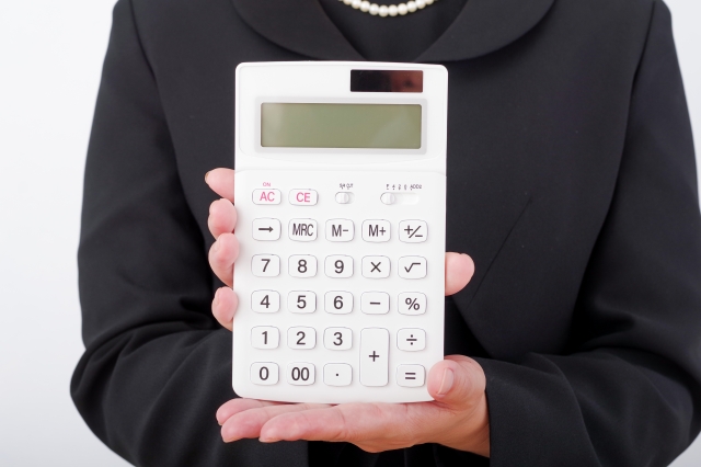 堺市で家族葬を検討するご遺族が、故人の預貯金口座の凍結や仮払い制度の手続きについて考えている様子。