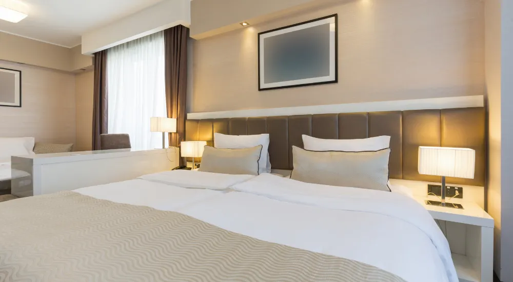 遠方から堺市立斎場へ参列する方のために、堺東駅周辺の宿泊施設を紹介するイメージ