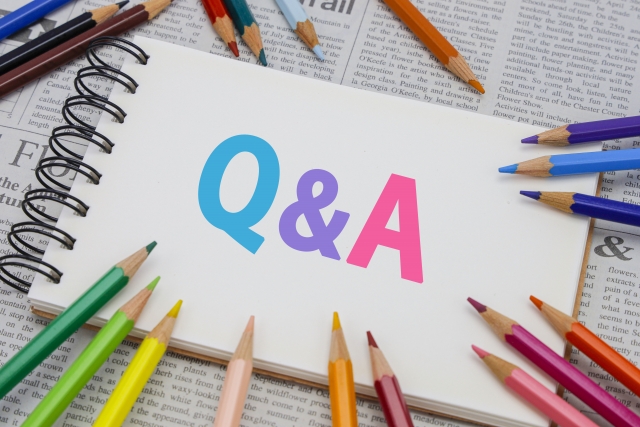 堺市の葬儀や家族葬に参列を控えた女性が、メイクについての疑問を丁寧に解消しようとしている様子をイメージした、落ち着いた雰囲気の画像