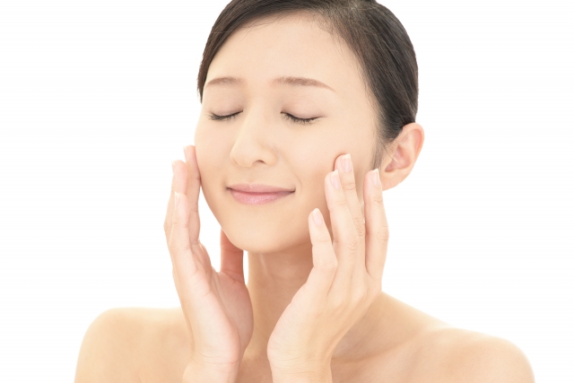 堺市で執り行われる家族葬に参列する女性が、故人への敬意と感謝を胸に、静かに支度をする様子をイメージした画像