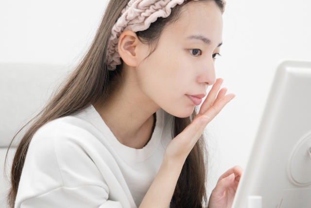 堺市の葬儀に参列する女性が、自然な仕上がりを意識しながらファンデーションで肌を整えている様子をイメージした画像