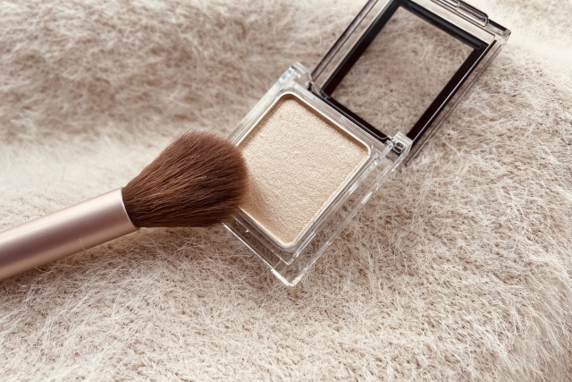 急な葬儀の知らせを受け、堺市での家族葬に間に合うよう、手持ちのアイテムの確認をしている場面の画像