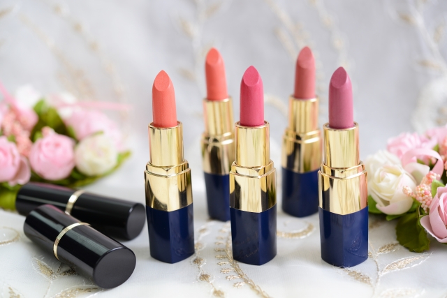 堺市の葬儀に参列する女性が、故人への敬意を込めた落ち着いたメイクで身だしなみを整えている様子をイメージした画像