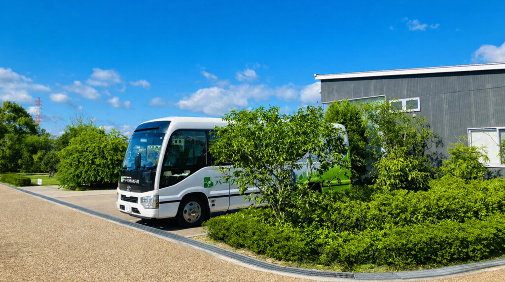 堺市で葬儀後の納骨時に利用するパークフォレスト大阪の送迎バス
