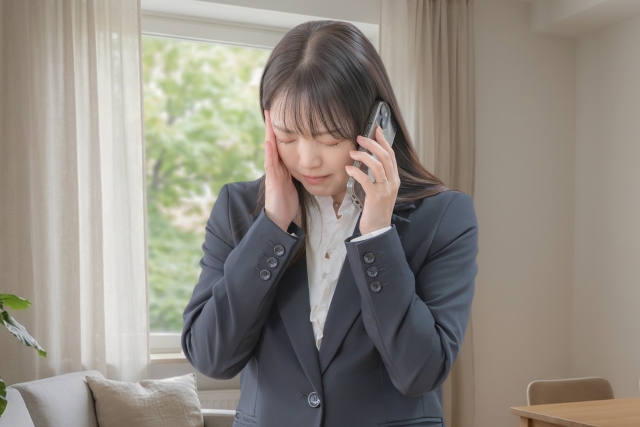 堺市で家族葬をする喪主が、職場への連絡をしている様子のイメージ