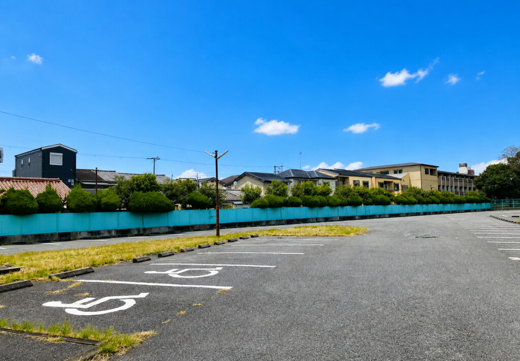 堺市立斎場の臨時駐車場の場所や案内表示を確認できる外観の様子
