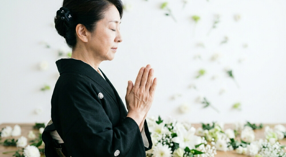 堺市で葬儀費用を抑えながらも、満足度の高い内容にするためのポイントを解説するイメージ